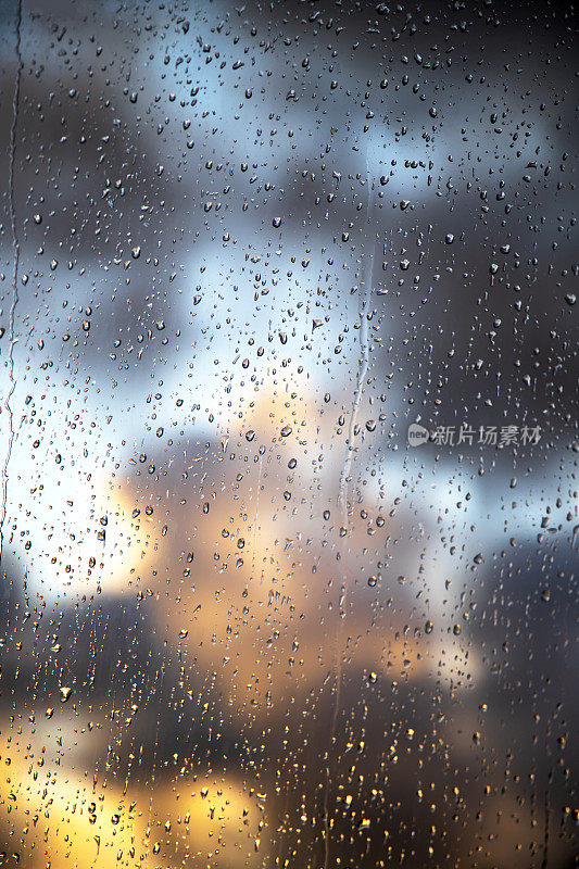 雨点落在阳台门上