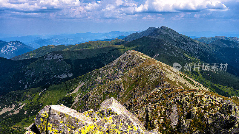 斯洛伐克喀尔巴阡山脉，低塔特拉斯国家公园的Dumbier山。夏天山地景观。