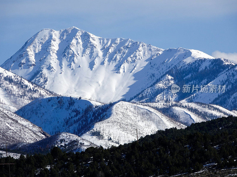 犹他州中部的图沙尔山脉，积雪覆盖的高山。
