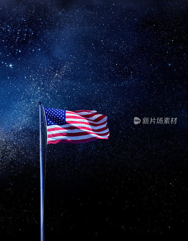 美国国旗在旗杆上飘扬，夜空中繁星点点