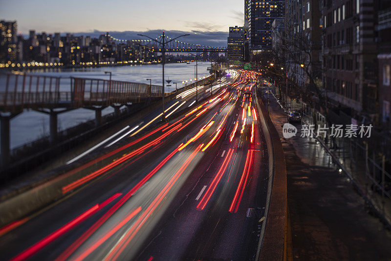 东河和罗斯福大道的夜间交通。罗斯福岛和埃德·科赫昆斯伯勒大桥遥望。运动模糊效果。