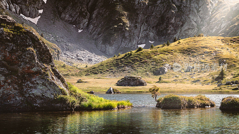 夏季法国阿尔卑斯山脉奥山山脉高海拔湖泊的惊人景观