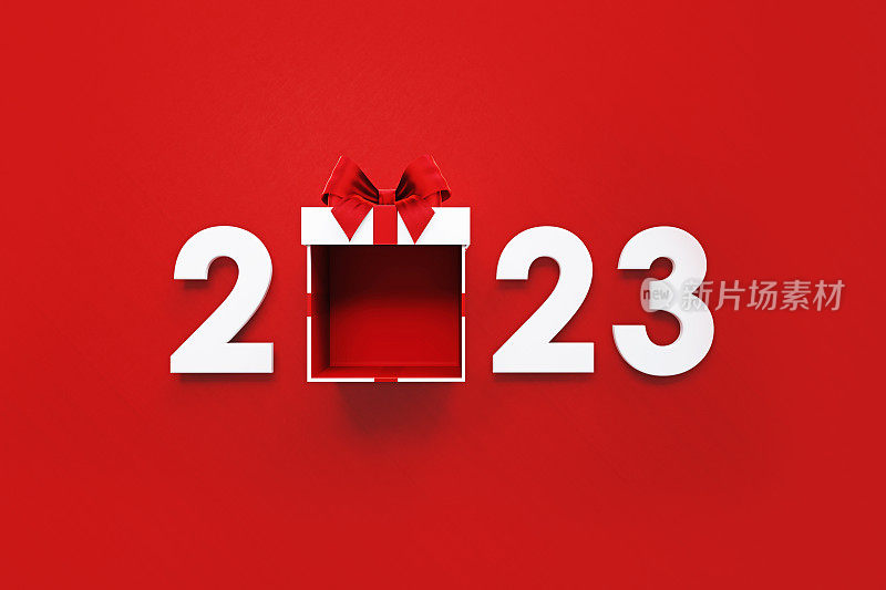 2023和白色礼盒坐在红色背景