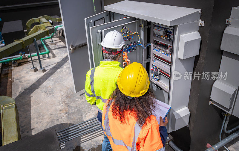 工程师在MDB面板进行检查，并与配电板一起检查主配电板工厂的工作电压范围。