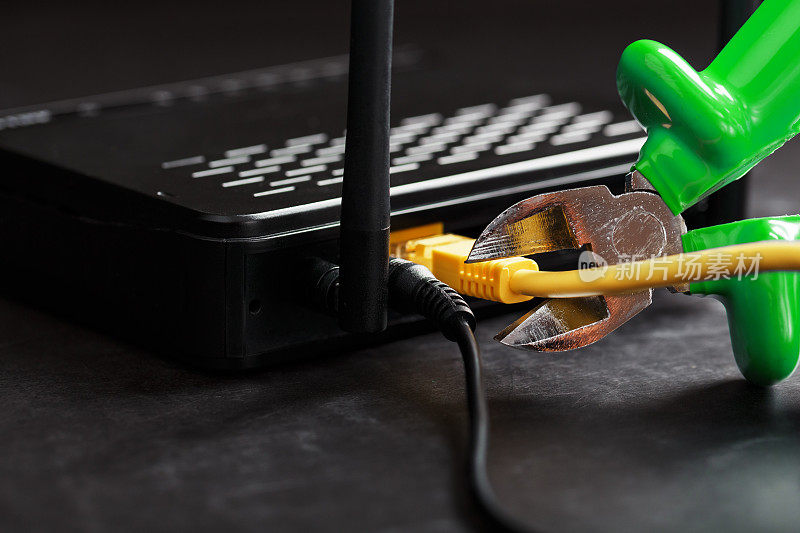 使用绿剪钳切断和断开网络互连。