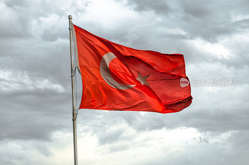有白云的土耳其国旗