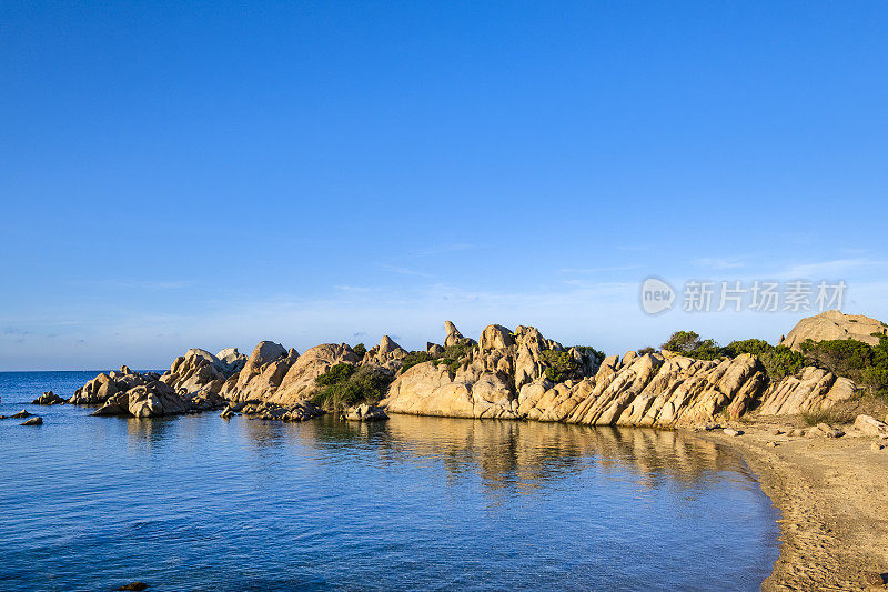 撒丁岛拉马达莱纳岛海岸上的花岗岩构造