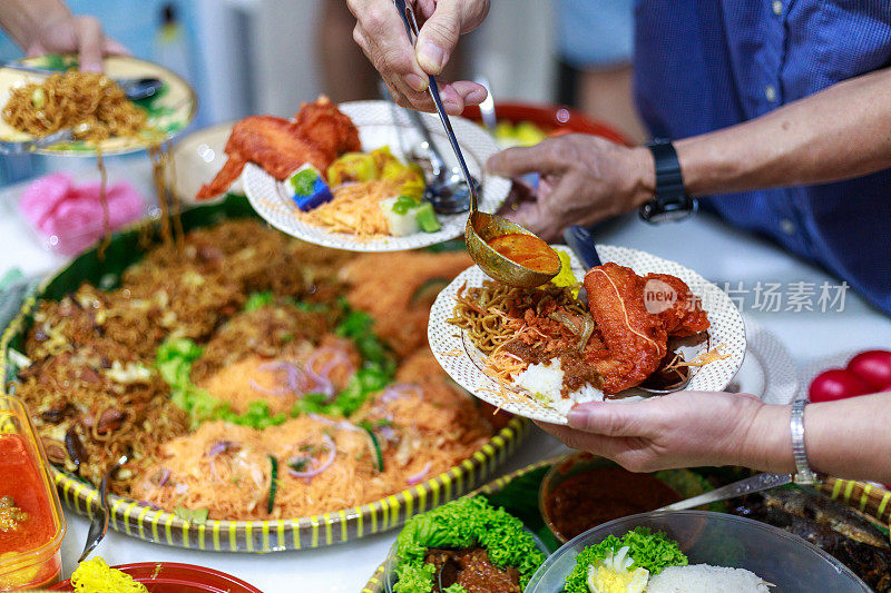 多元种族的马来西亚家庭在家里聚餐，吃各式各样的娘饭