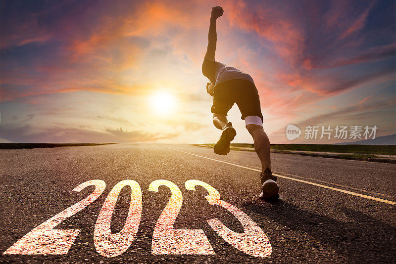年轻人在2023年新年的道路上奔跑和冲刺