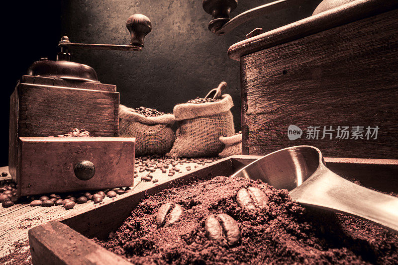 阿拉伯咖啡豆在老式研磨机和旧袋。