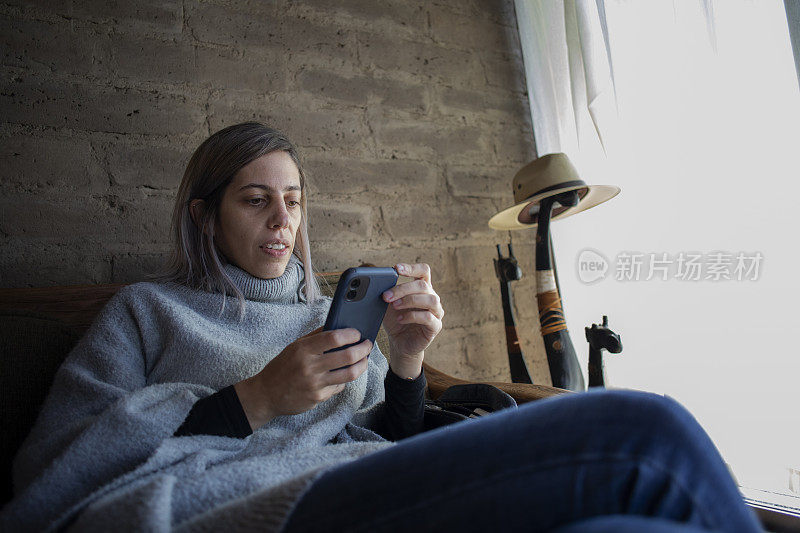 一名女子在机舱内查看手机