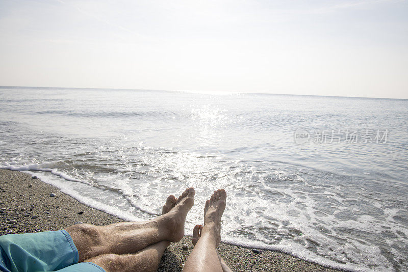 情侣们在海滨海滩上享受海边时光