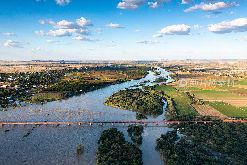南非北开普顿附近奥兰治河上的一座桥