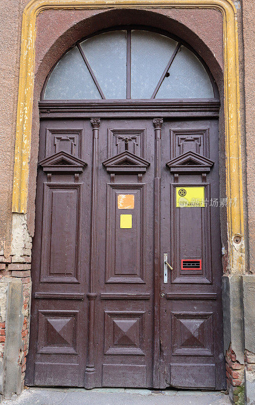 古老建筑的华丽木门