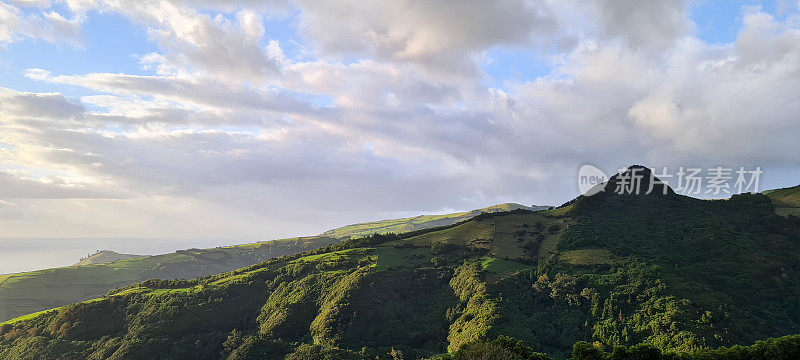 青山的全景。