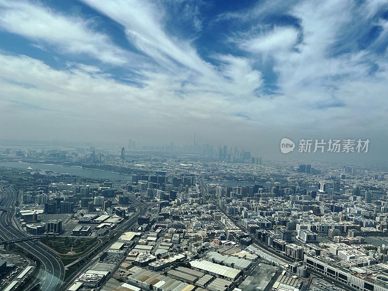 驾驶舱的视角，从迪拜空中水平静止