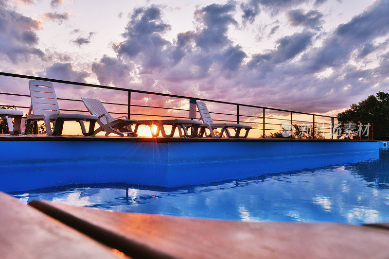 酒店设有夏季游泳池，配有自然日光躺椅
