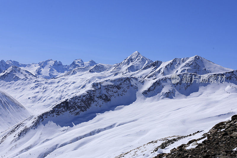 山顶的高山景观。意大利阿尔卑斯山滑雪场。利维尼奥滑雪胜地。意大利、欧洲。