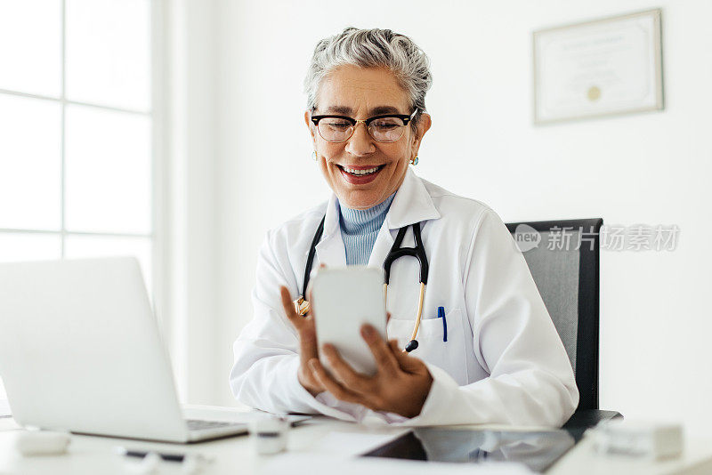 在线医生:快乐的女医生用智能手机给病人打电话的视频