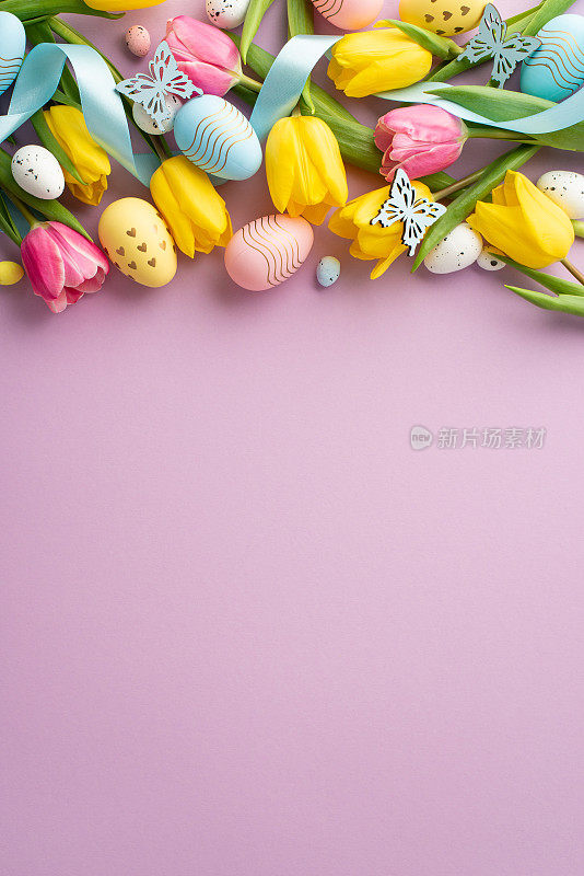 复活节的概念。顶部查看垂直照片的花黄色粉红色郁金香彩色复活节鸡蛋蓝色丝带和蝴蝶孤立的紫丁香背景与空白