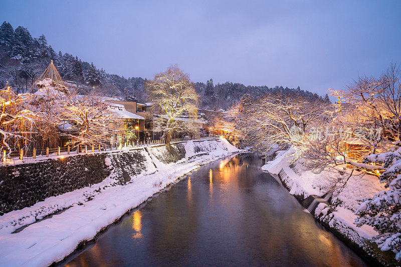 日本高山市村雪与溪水