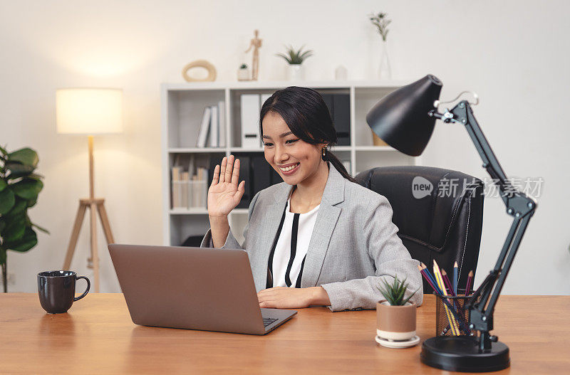 亚洲女企业家参加虚拟视频会议，与同事商务人士开会，在线工作，与客户交谈，提供远程战略信息。