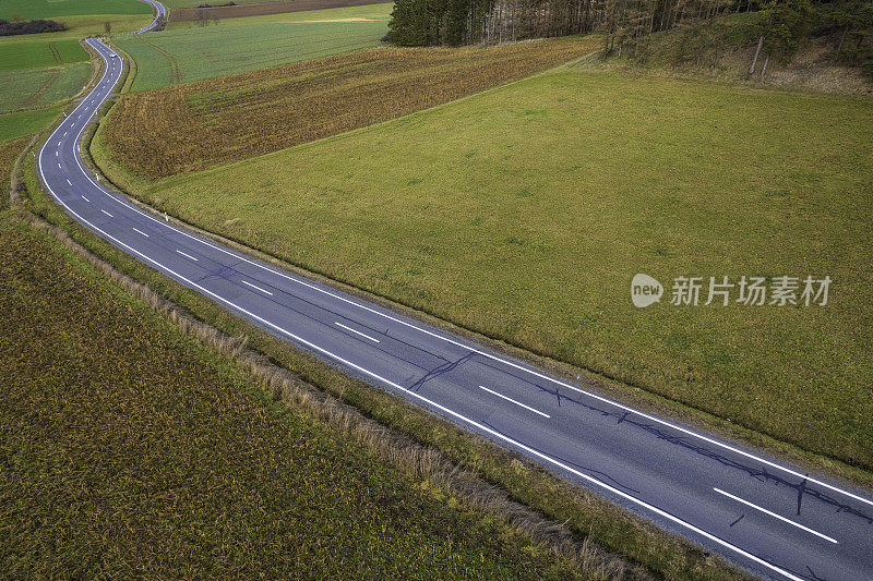 乡村景观中蜿蜒的乡村道路(空中)