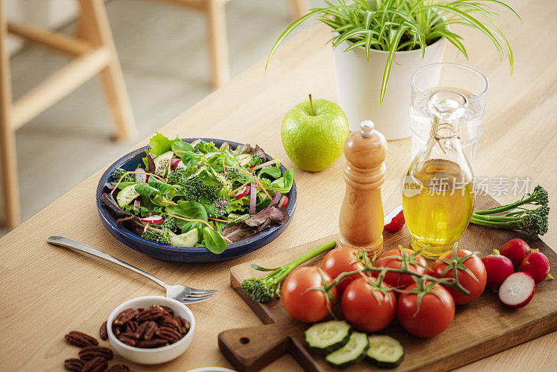 新鲜健康的沙拉盘在木桌上