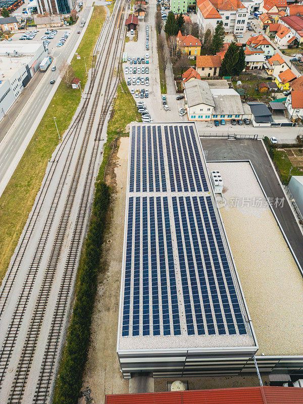 新建工厂安装太阳能电池板的垂直航空照片