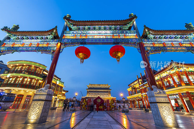 2023年2月21日，中国北京前门大街夜景，大栅栏是北京正门前著名的商业街。