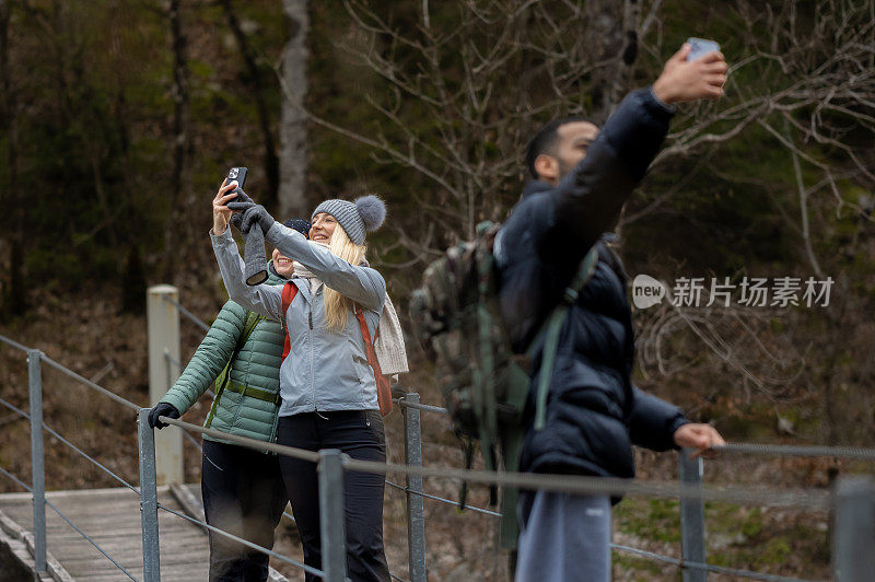 徒步旅行者在徒步旅行中发现了大自然隐藏的美丽