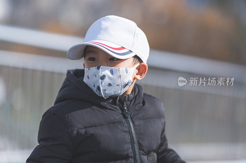 孩子们戴口罩是为了保护自己免受病毒和空气污染的伤害。