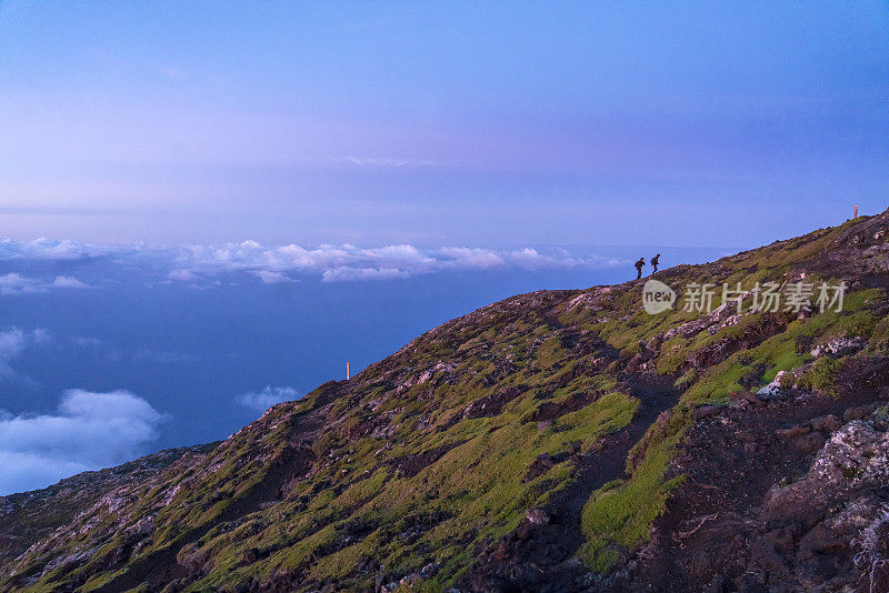 日出时在皮科火山山顶上的小径