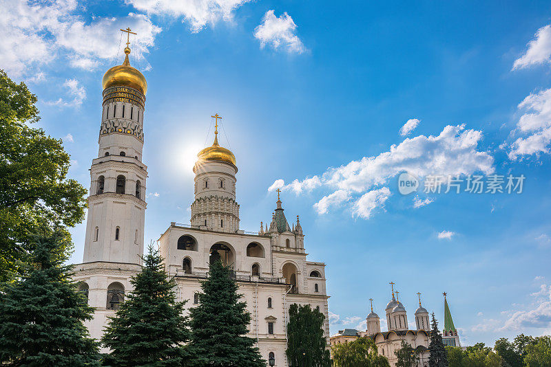 伊凡大帝钟楼，右边是莫斯科克里姆林宫的圣母升天钟楼。蓝色的天空背景与阳光