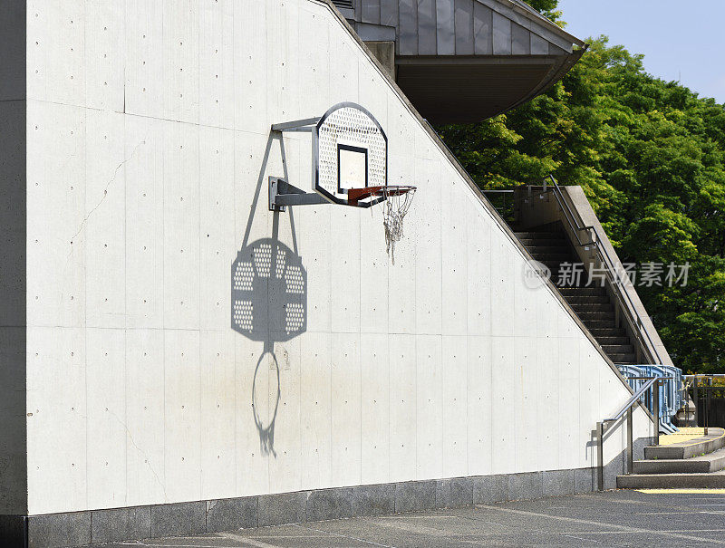 白色混凝土墙上的篮球圈和影子