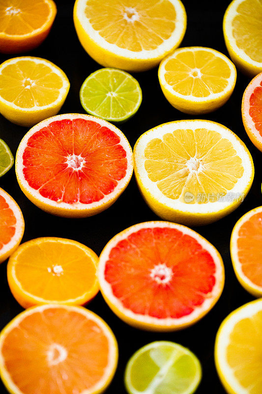 新鲜柑橘水果排列的高角度视图