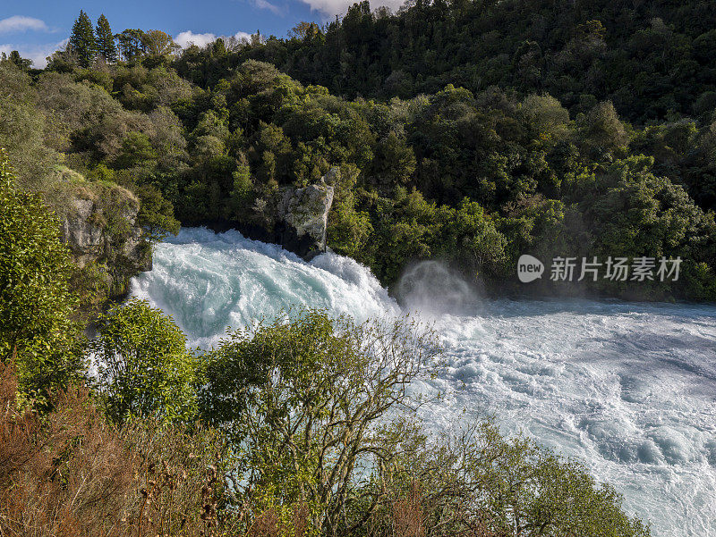 新西兰陶波的胡卡瀑布和怀卡托河