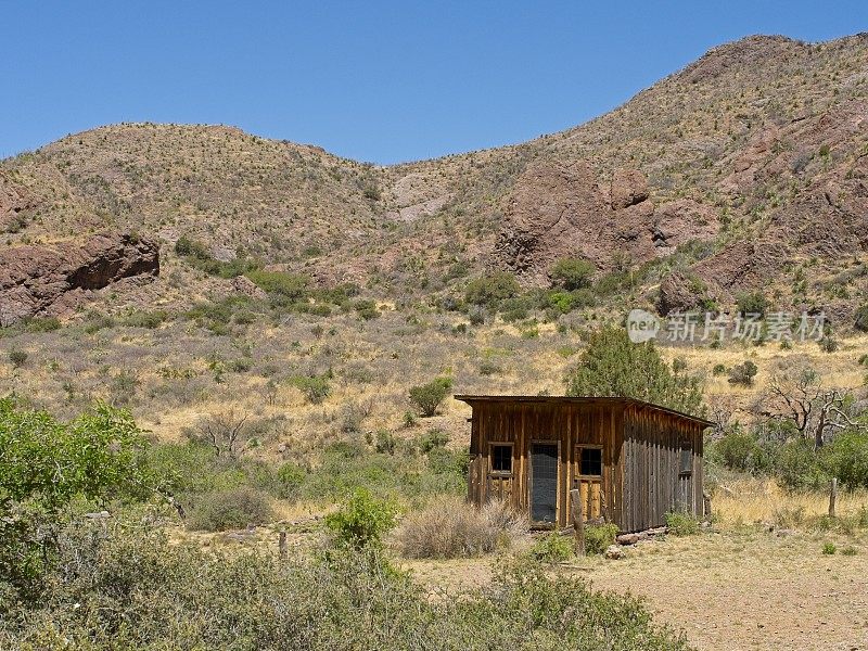 新墨西哥州奥根山的废弃小屋