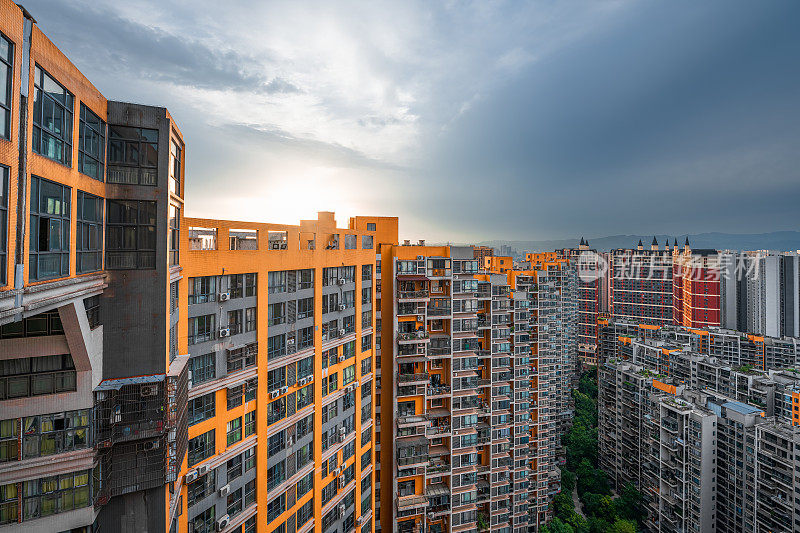 太阳升起，照在高大的住宅楼上。