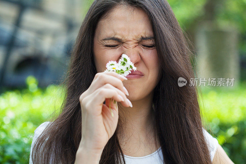 患有春季过敏症的年轻女子