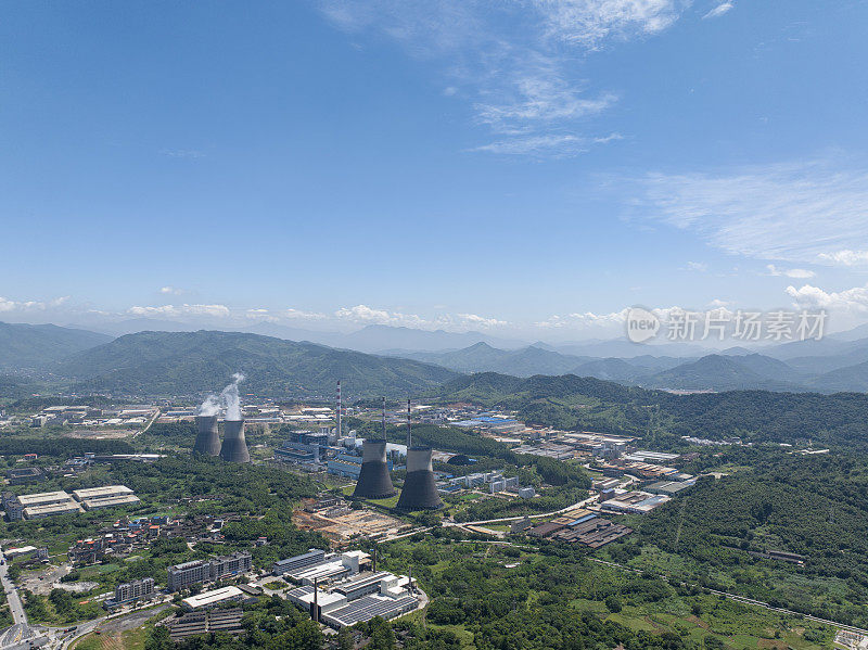 城市边缘工业区的鸟瞰图