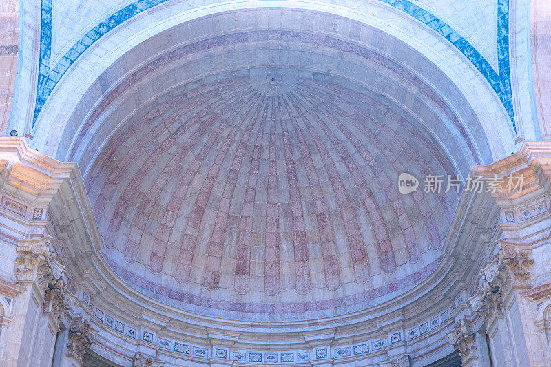 里斯本国家万神殿。圣恩格拉西亚教堂的圆顶和带有彩色灯光的拱形天花板图像。