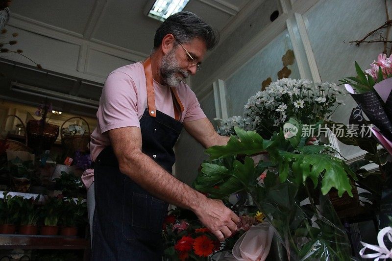 大胡子男子在插花