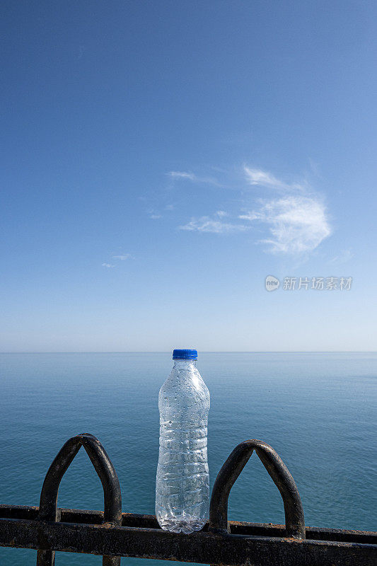 海边地上的水瓶