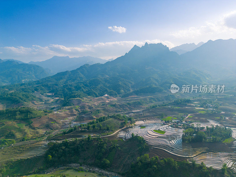 鸟瞰浇灌季节，越南老蔡省yty公社的梯田，棕色的土壤与美丽的天空融为一体。