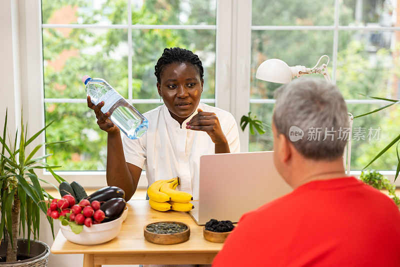 黑人女性营养师在会诊期间对男性患者进行节食教育