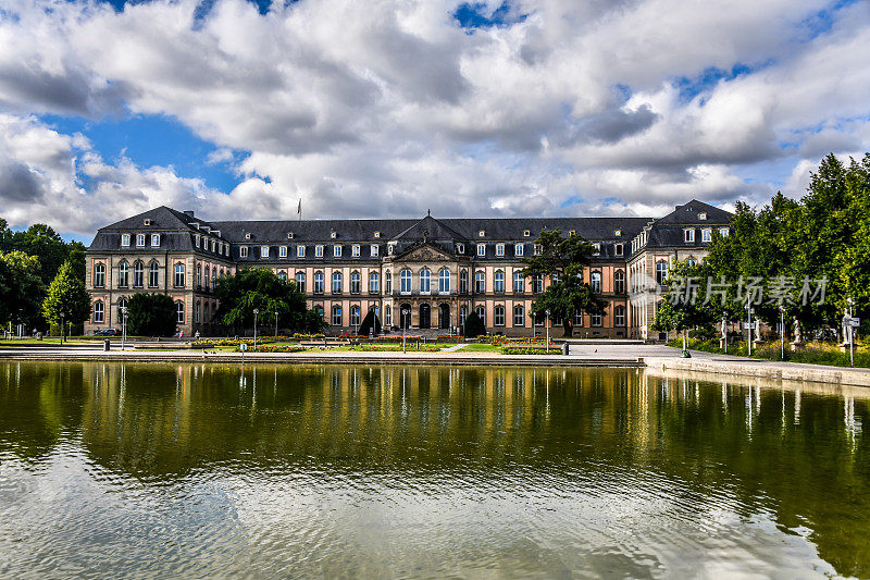 德国斯图加特巴登-符腾堡州的公园、池塘和财政部的美景