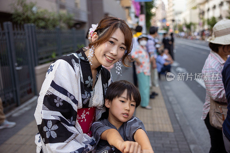 在夏季的节日里，母亲和儿子在汤田的肖像