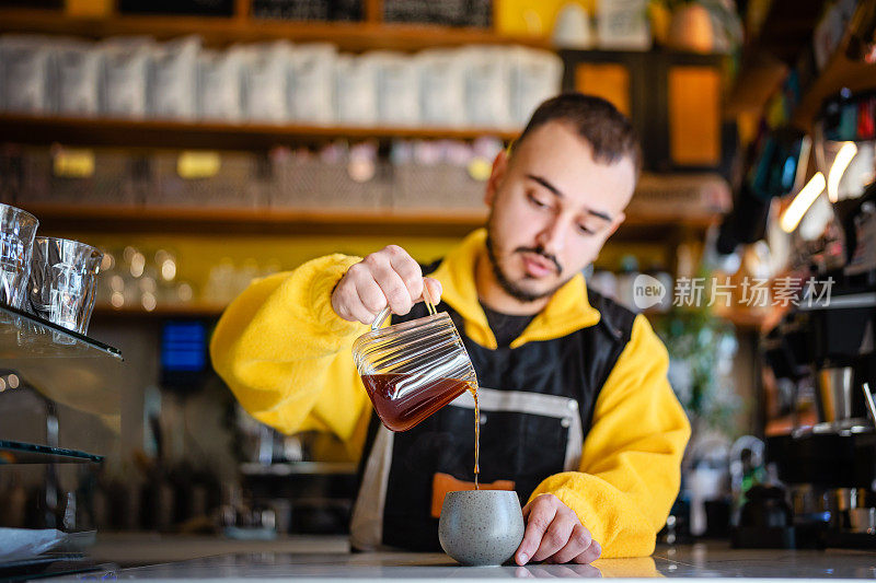 咖啡店里的咖啡师正在用aer压力机准备意式浓缩咖啡