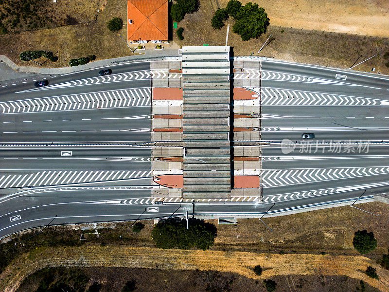 葡萄牙南部收费区的高速公路上空的航拍图像